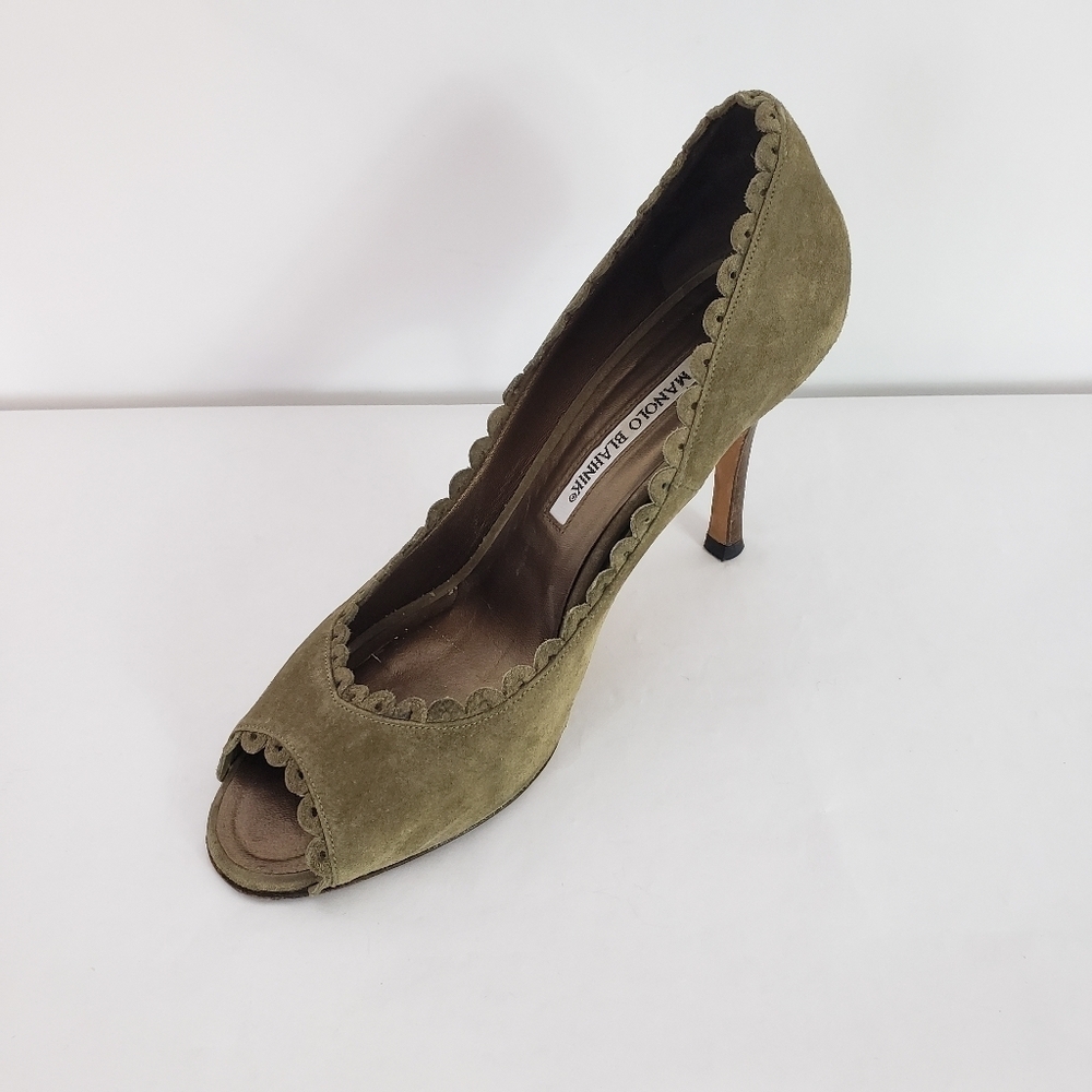 SINGLE right shoe- Manolo Blahnik olive green suede peep toe pump